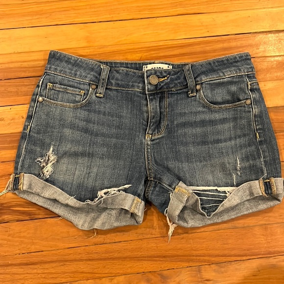 Adorable Short Shorts Paige Denim - Picture 2 of 6